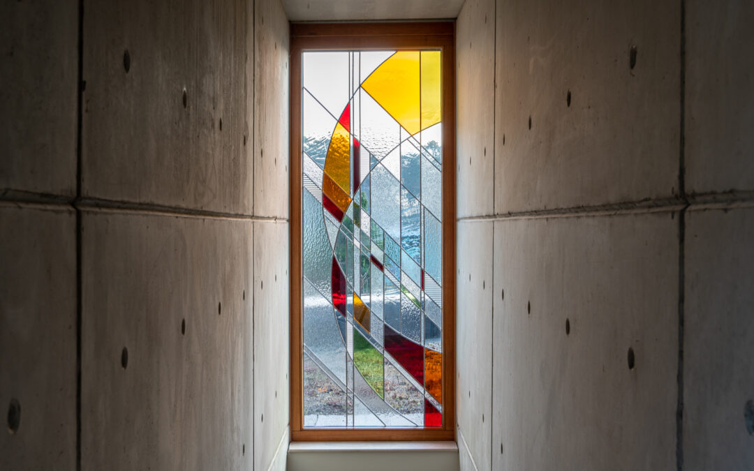 Hoe licht krijgen in een donkere ruimte? Denk eens aan glas-in-lood