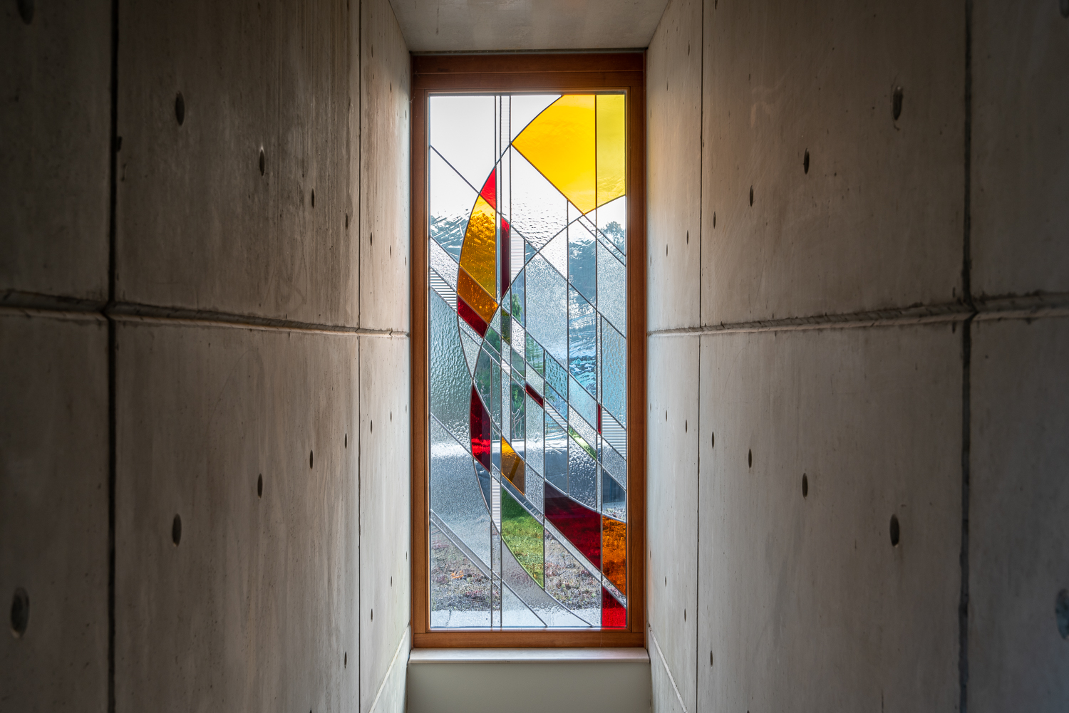 Hoe licht krijgen in een donkere ruimte? Denk eens aan glas-in-lood