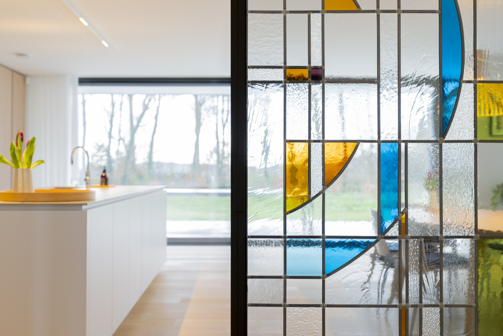 Op maat gemaakte glas-in-lood deuren stelen de show in renovatieproject Mol